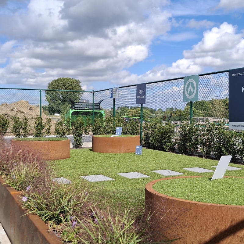 Een foto van de Royal Grass kunstgras kijktuin aangelegd door het Kunstgrascentrum bij Tuinservice Putman